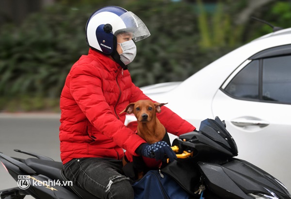 Chùm ảnh: Nhiều trẻ nhỏ cùng gia đình vượt mưa lạnh, rời Hà Nội về quê chiều 27 Tết-9