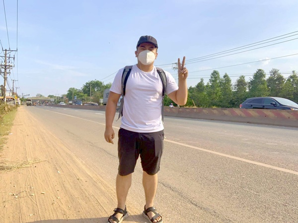 Đi bộ 160 km từ TP.HCM về quê đón Tết-1