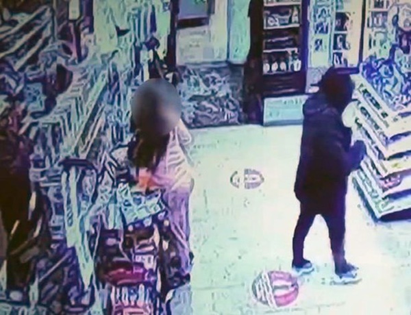 Cô gái bị kẻ lạ mặt theo về tận cửa và cố tình bắn chết, cảnh sát bàng hoàng khi xem camera 30 phút trước của cả 2 ở siêu thị-2