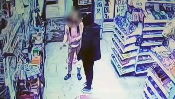 Cô gái bị kẻ lạ mặt theo về tận cửa và cố tình bắn chết, cảnh sát bàng hoàng khi xem camera 30 phút trước của cả 2 ở siêu thị-3