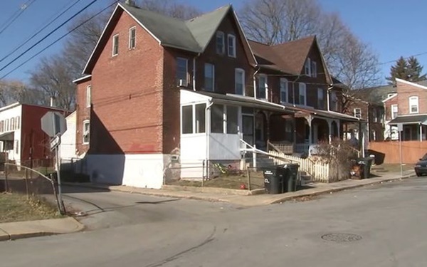 Cô gái bị kẻ lạ mặt theo về tận cửa và cố tình bắn chết, cảnh sát bàng hoàng khi xem camera 30 phút trước của cả 2 ở siêu thị-4