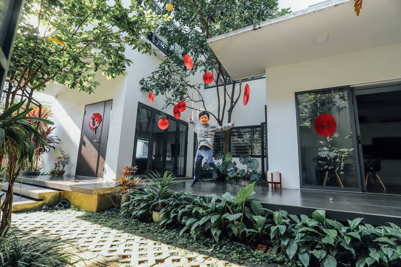 Cặp vợ chồng kiến trúc sư ở ẩn trong căn biệt thự 300m2 đẹp như mơ khi bỏ Hà Nội về quê: Sự nghiệp thăng hoa, nhưng giàu có đo bằng... tri kỷ!-4