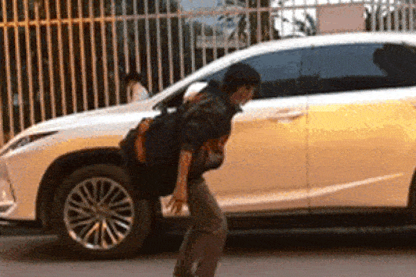 Nam thanh niên đi loạng choạng rồi nôn cả vũng máu, giả ung thư để lừa xin tiền ngày giáp Tết