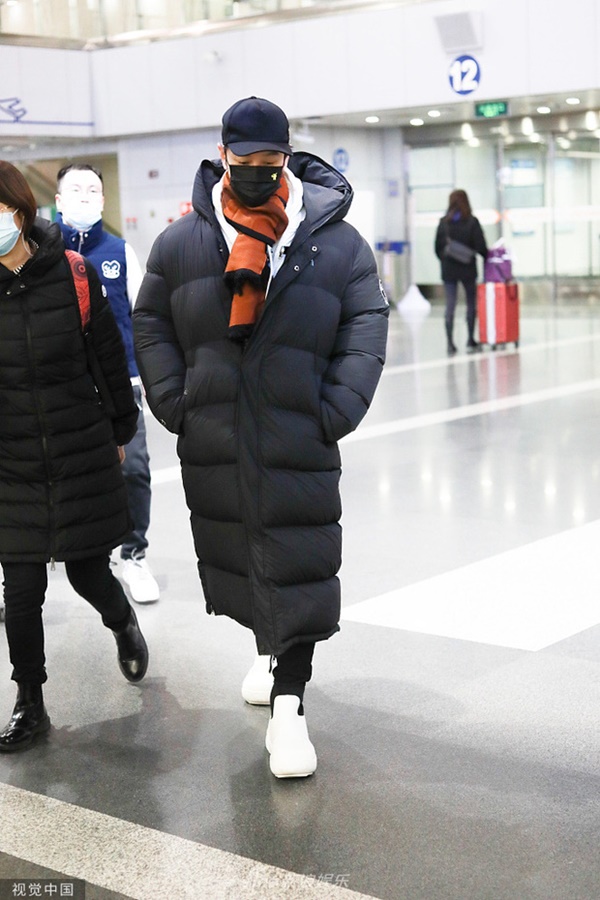 Huỳnh Hiểu Minh cuối cùng đã lộ diện sau khi ly hôn Angela Baby, đôi mắt sưng húp và thái độ gây xôn xao dư luận-1