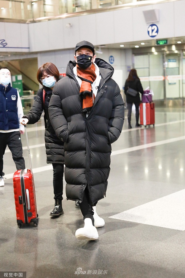 Huỳnh Hiểu Minh cuối cùng đã lộ diện sau khi ly hôn Angela Baby, đôi mắt sưng húp và thái độ gây xôn xao dư luận-2