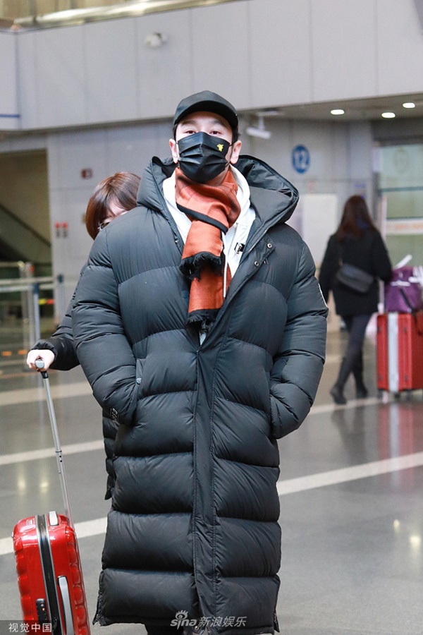 Huỳnh Hiểu Minh cuối cùng đã lộ diện sau khi ly hôn Angela Baby, đôi mắt sưng húp và thái độ gây xôn xao dư luận-3