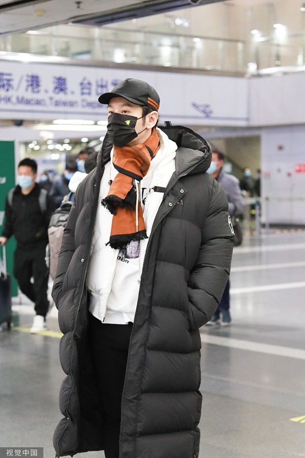 Huỳnh Hiểu Minh cuối cùng đã lộ diện sau khi ly hôn Angela Baby, đôi mắt sưng húp và thái độ gây xôn xao dư luận-4