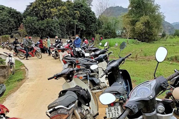 Mới mùng 3 Tết, chủ nợ đem chuối xanh, kéo loa tới thắp hương trước cửa nhà con nợ đòi tiền-2