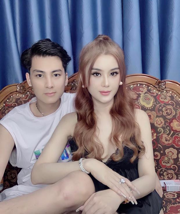 Xôn xao ảnh Lâm Khánh Chi kề vai sát má bên trai lạ-3