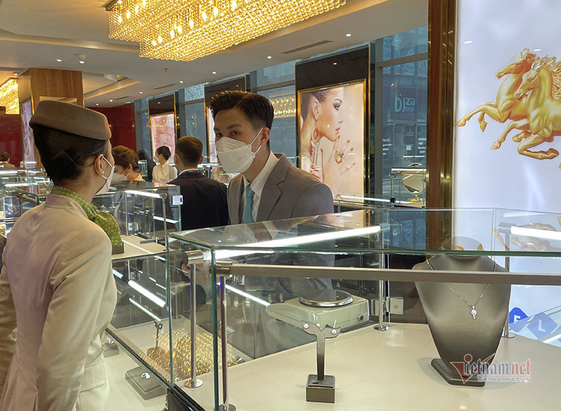 Tăng kỷ lục, áp sát 63 triệu/lượng, hốt hoảng mua vàng cuối năm-1