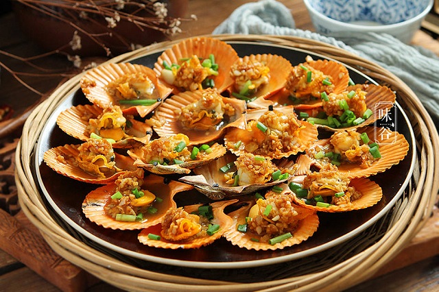 Chỉ mất 8 phút là đã có ngay món sò điệp hấp tỏi cho bữa tiệc Tất niên-1