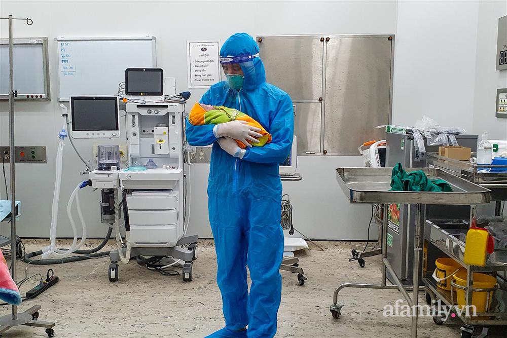 Những người không có Tết ở lá chắn COVID-19 cuối cùng của Hà Nội: Chỉ mong con đợi ba về rồi hãy chào đời!-2