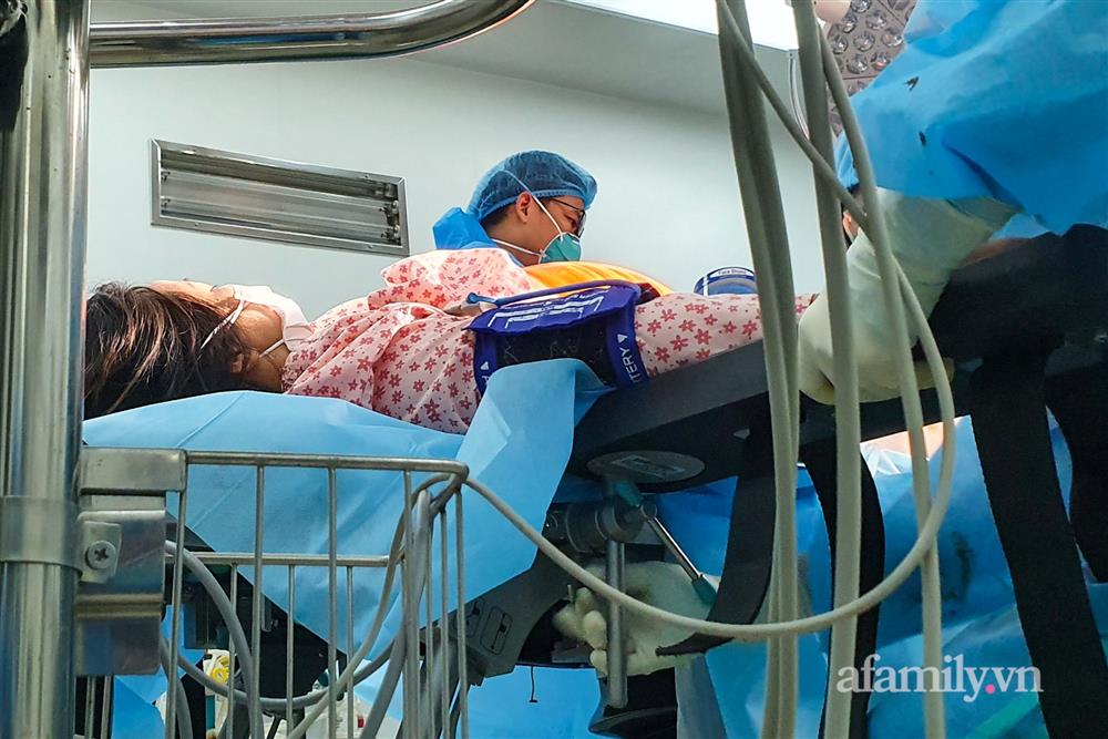 Những người không có Tết ở lá chắn COVID-19 cuối cùng của Hà Nội: Chỉ mong con đợi ba về rồi hãy chào đời!-4