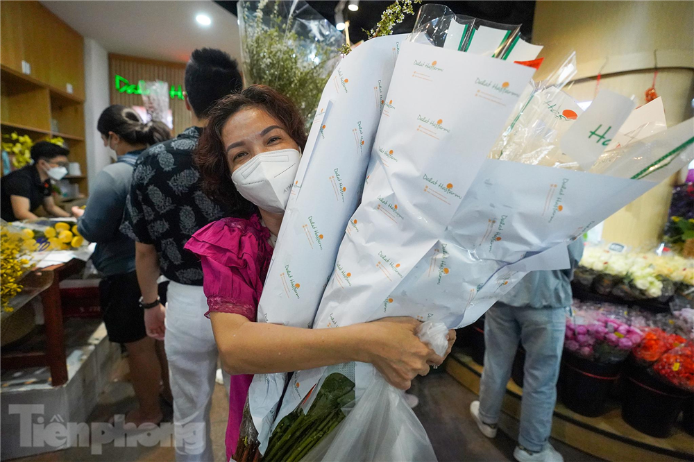 Người dân TP.HCM chi tiền triệu cho những chậu hoa nhập khẩu-3