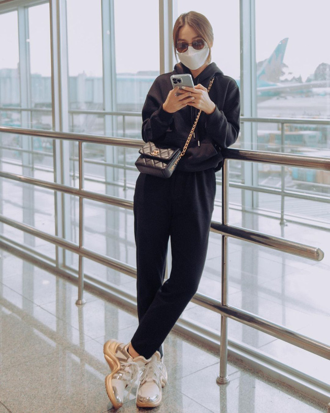 Ngắm Khả Ngân diện áo khoác, chị em sẽ biết cách mặc đồ đơn giản mà cực sang đi chơi Tết-7