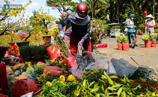 Tiểu thương vừa bán vừa đập hoa chiều 29 Tết: Giảm tận nửa giá nhưng người mua vẫn bỏ đi-2
