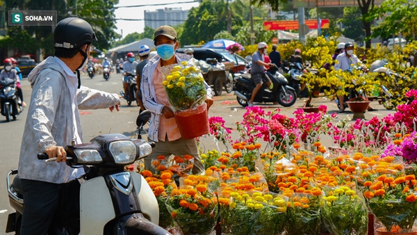Tiểu thương vừa bán vừa đập hoa chiều 29 Tết: Giảm tận nửa giá nhưng người mua vẫn bỏ đi-7