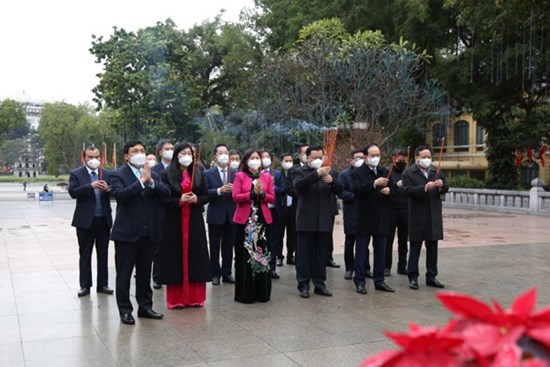 Lãnh đạo Thành phố dâng hương tưởng nhớ các vị liệt tổ, liệt tông và Chủ tịch Hồ Chí Minh