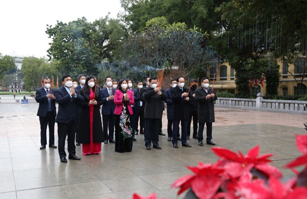 Lãnh đạo Thành phố dâng hương tưởng nhớ các vị liệt tổ, liệt tông và Chủ tịch Hồ Chí Minh-1