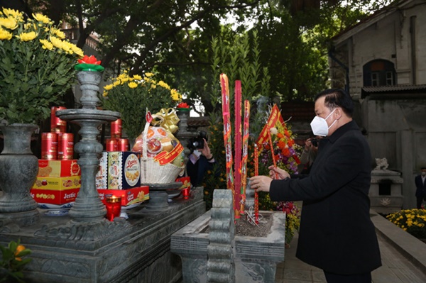 Lãnh đạo Thành phố dâng hương tưởng nhớ các vị liệt tổ, liệt tông và Chủ tịch Hồ Chí Minh-2
