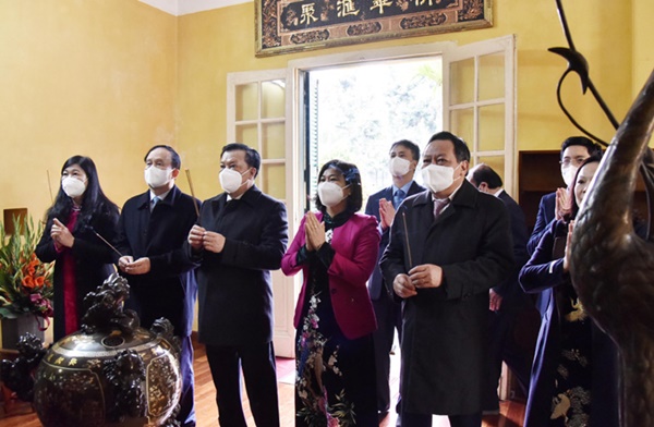Lãnh đạo Thành phố dâng hương tưởng nhớ các vị liệt tổ, liệt tông và Chủ tịch Hồ Chí Minh-4