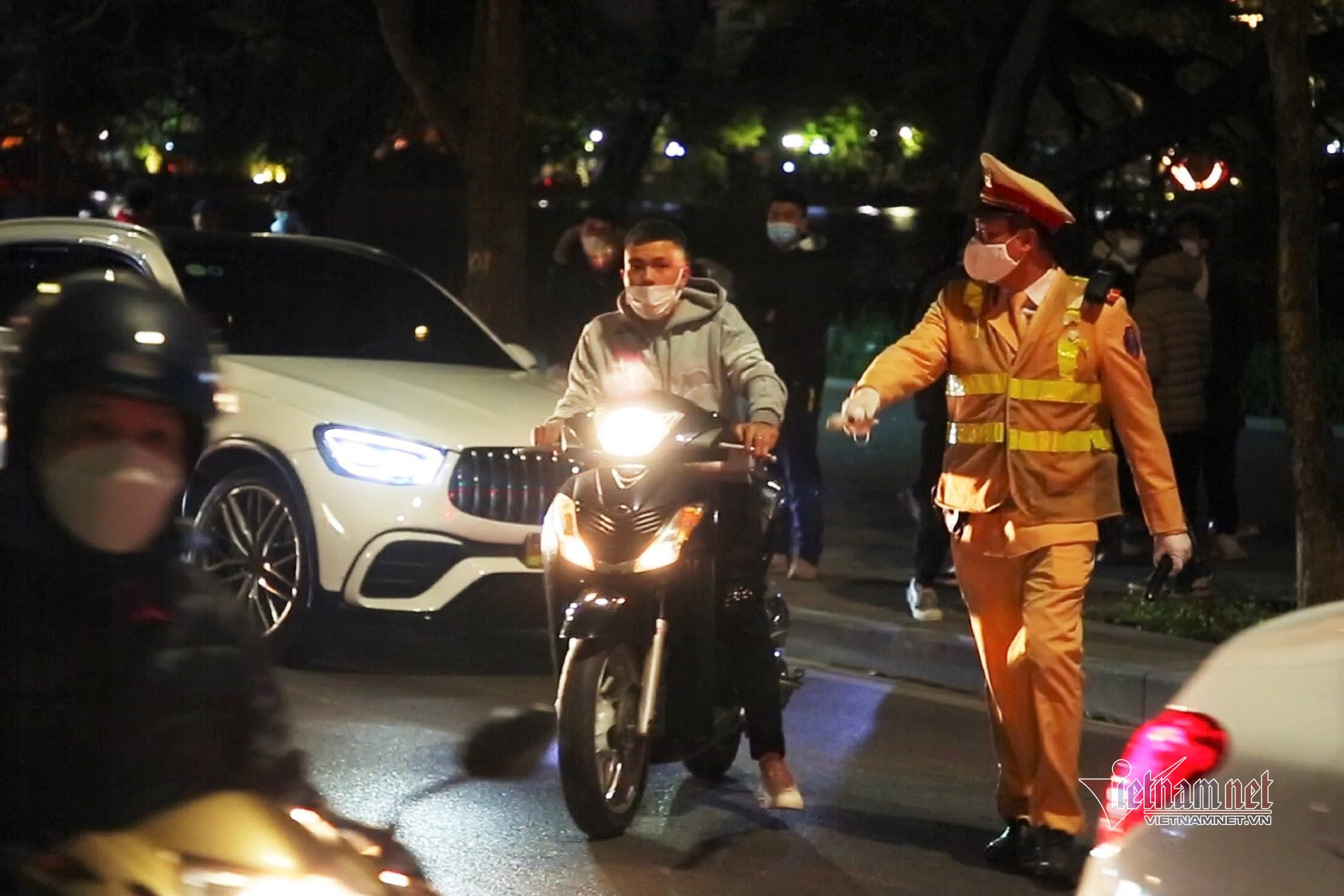 Quái xế tăng ga tông thẳng vào công an đêm giao thừa-1