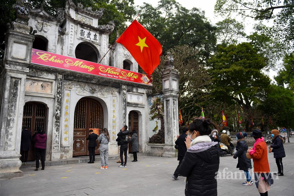 Hà Nội: Người dân tới chùa vái vọng cầu bình an trong ngày mùng 1 Tết-1