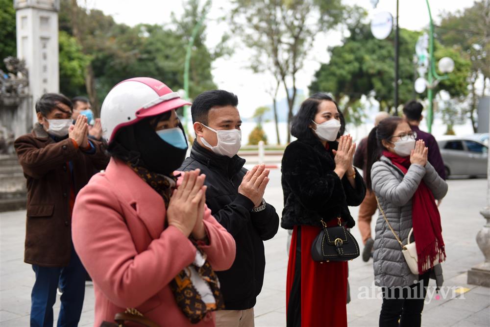 Hà Nội: Người dân tới chùa vái vọng cầu bình an trong ngày mùng 1 Tết-2