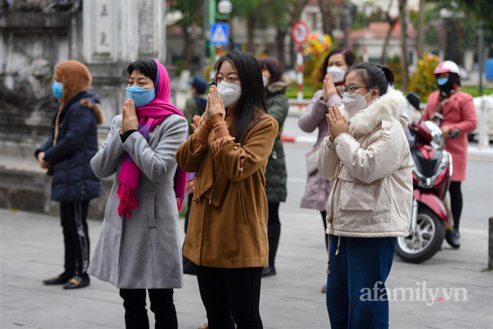 Hà Nội: Người dân tới chùa vái vọng cầu bình an trong ngày mùng 1 Tết-5