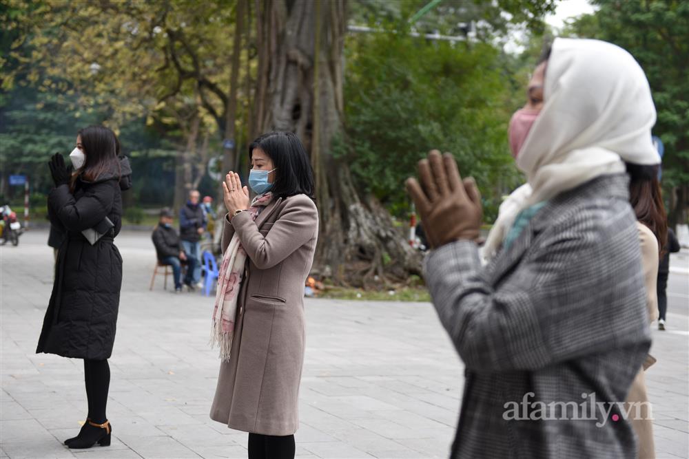 Hà Nội: Người dân tới chùa vái vọng cầu bình an trong ngày mùng 1 Tết-6