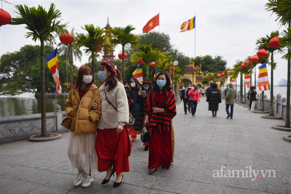 Hà Nội: Người dân tới chùa vái vọng cầu bình an trong ngày mùng 1 Tết-9