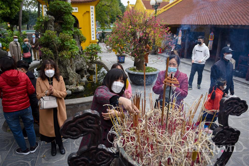 Hà Nội: Người dân tới chùa vái vọng cầu bình an trong ngày mùng 1 Tết-11