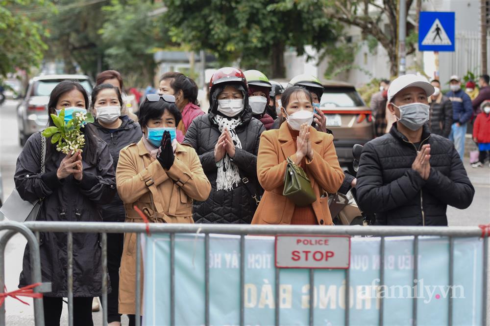 Hà Nội: Người dân tới chùa vái vọng cầu bình an trong ngày mùng 1 Tết-12