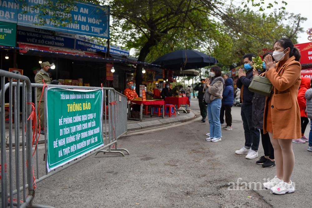 Hà Nội: Người dân tới chùa vái vọng cầu bình an trong ngày mùng 1 Tết-13