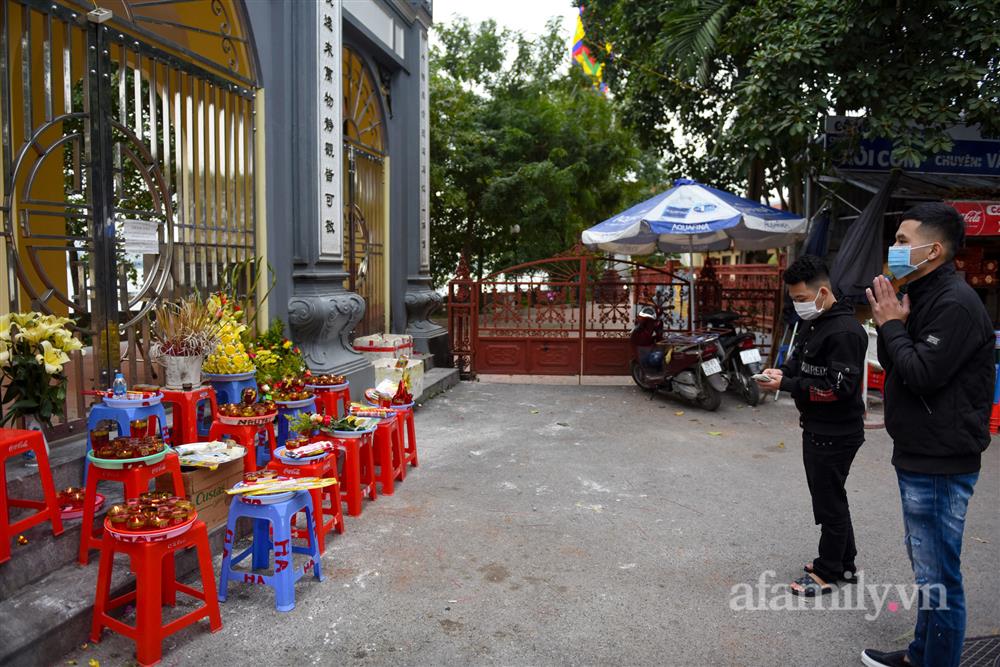 Hà Nội: Người dân tới chùa vái vọng cầu bình an trong ngày mùng 1 Tết-14