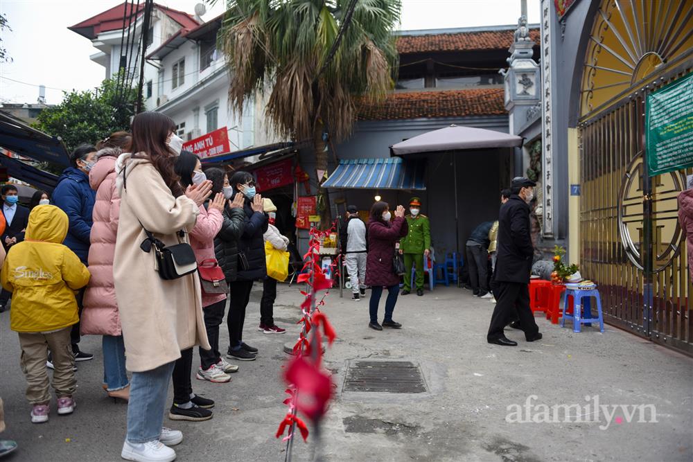 Hà Nội: Người dân tới chùa vái vọng cầu bình an trong ngày mùng 1 Tết-16