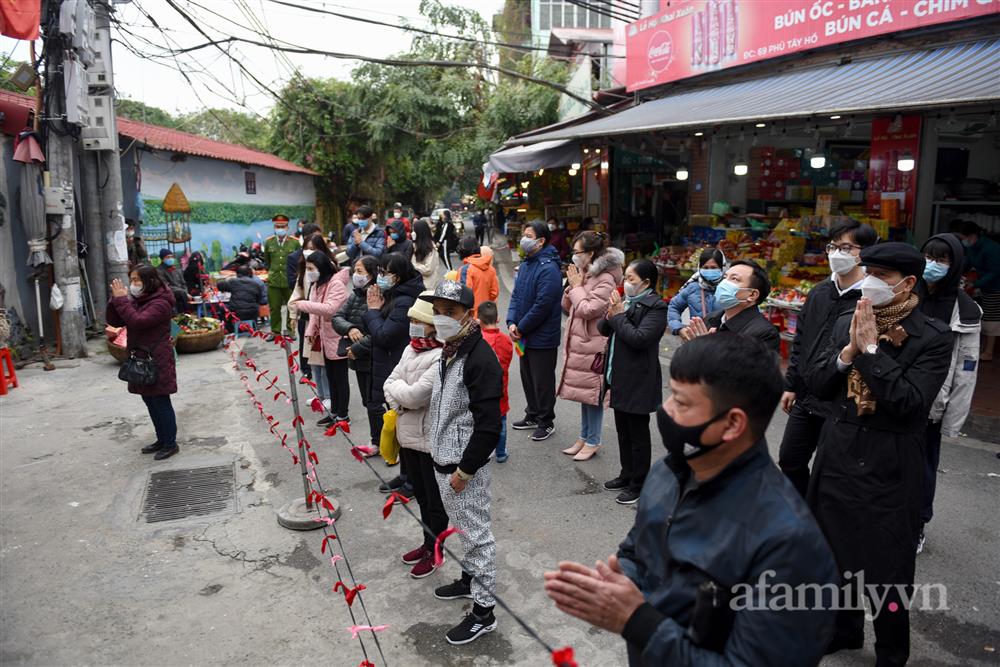 Hà Nội: Người dân tới chùa vái vọng cầu bình an trong ngày mùng 1 Tết-17