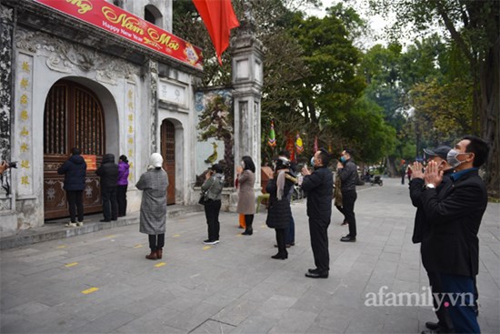 Hà Nội: Người dân tới chùa vái vọng cầu bình an trong ngày mùng 1 Tết