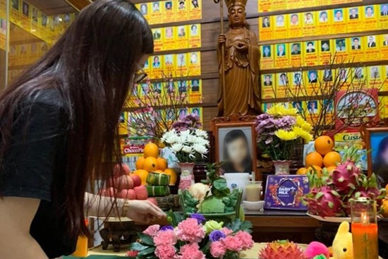 Mẹ bé V.A lần đầu xuất hiện sau vụ việc đau lòng, tự tay cắm hoa, bày lễ trên bàn thờ con trong ngày đầu năm mới