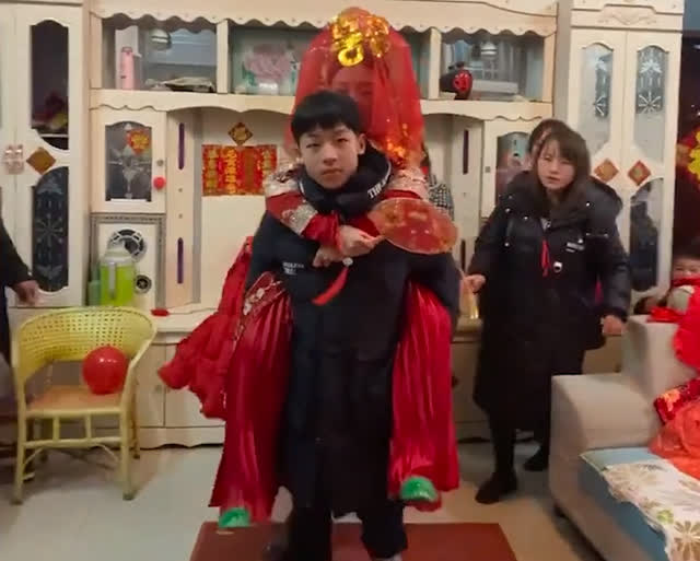 Chàng trai cõng chị gái đi lấy chồng, đang đi nửa đường bất ngờ nghe 2 chữ rồi bật khóc vỡ òa khiến dân mạng xúc động-1