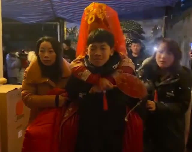 Chàng trai cõng chị gái đi lấy chồng, đang đi nửa đường bất ngờ nghe 2 chữ rồi bật khóc vỡ òa khiến dân mạng xúc động-2