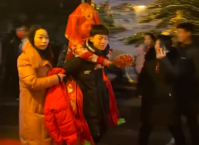 Chàng trai cõng chị gái đi lấy chồng, đang đi nửa đường bất ngờ nghe 2 chữ rồi bật khóc vỡ òa khiến dân mạng xúc động-4