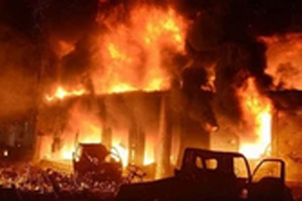 Bình gas quán lẩu ở Quảng Ninh phát nổ, thổi tung nhiều đồ đạc ra đường-1