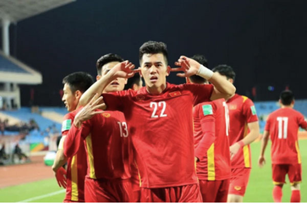 Netizen Trung Quốc ngay lúc này: Nước 1,4 tỷ dân mà không tìm được 11 người biết đá bóng? Giải tán đội tuyển đi!-3