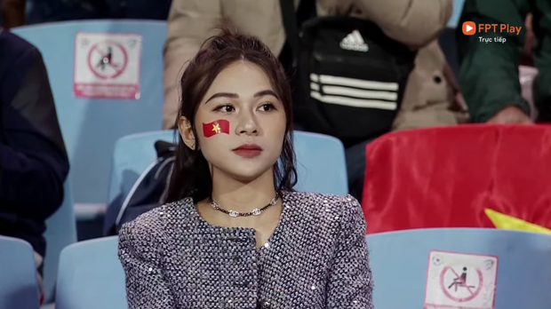 Việt Nam ghi 2 bàn vào lưới Trung Quốc, còn camera man lại hoạt động hết công suất để săn gái xinh mở bát đầu năm-1