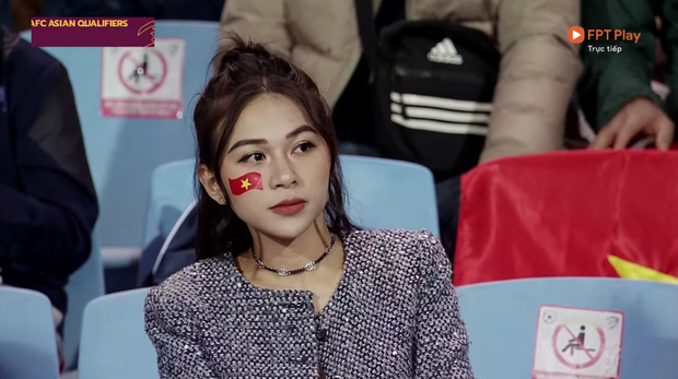 Việt Nam ghi 2 bàn vào lưới Trung Quốc, còn camera man lại hoạt động hết công suất để săn gái xinh mở bát đầu năm-2