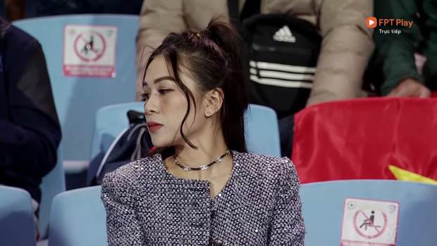 Việt Nam ghi 2 bàn vào lưới Trung Quốc, còn camera man lại hoạt động hết công suất để săn gái xinh mở bát đầu năm-3