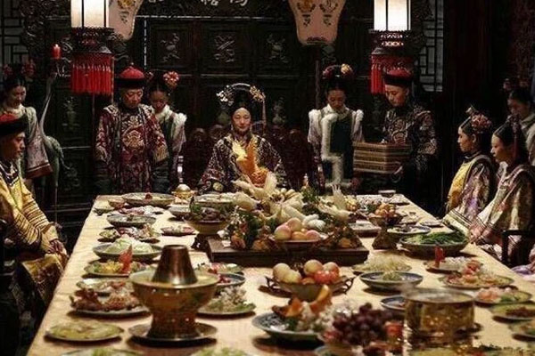 Cung nữ trộm gối của Từ Hi Thái hậu rồi lẩn trốn trong dân gian, 64 năm sau con cháu rạch gối ra xem mới phát hiện bí mật kinh ngạc-5