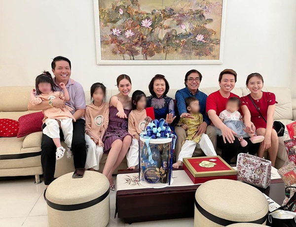 Đoàn Di Băng xuất chiêu đại gia lì xì cọc tiền 500k cho bố mẹ chồng khiến ai nấy đều choáng-1