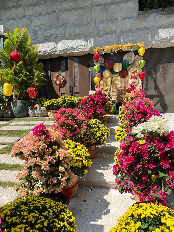 Góc nào nhà Đàm Thu Trang cũng có thể sống ảo, biệt thự hạng sang của Bảo Thy đủ các loại hoa Tết đắt tiền-2
